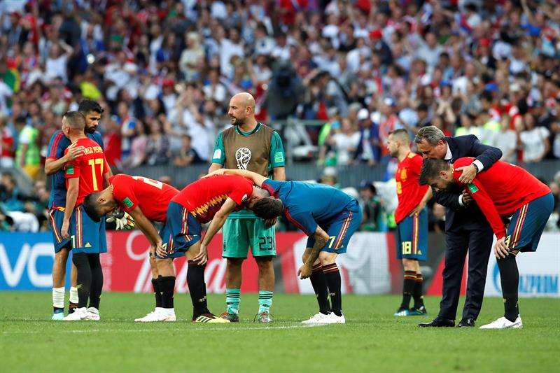 Los jugadores de la selección española tras perder en la tanda de penaltis durante el partido España-Rusia, de octavos de final. Foto EFE