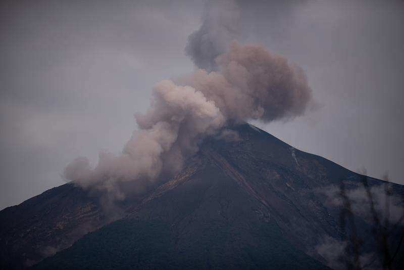 El coloso, que el pasado 3 de junio registro una potente erupción que dejó 113 muertos, lanza ceniza a 4.200 metros de altura, registra abundante desgasficación que se desplaza en dirección suroeste y entre dos y tres explosiones débiles por hora. EFE