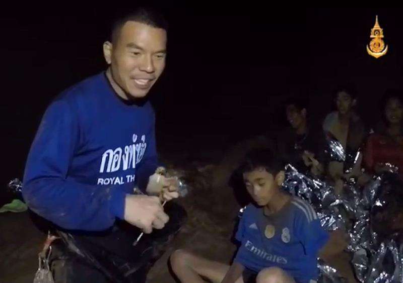 Captura de video cedida por Thai Royal Navy que muestra a miembros de un equipo de fútbol en una sección de la cueva Tham Luang en el parque forestal Khun Nam Nang, provincia de Chiang Rai, Tailandia, 04 de julio 2018. EFE