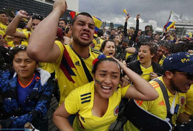 La afición de Colombia no aprueba las decisiones del árbitro Mark Geiger. Foto:AP