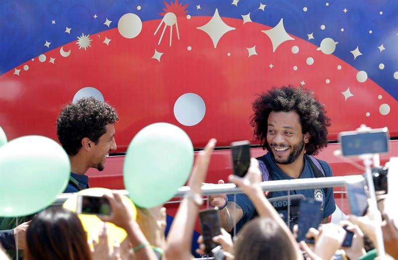 El jugador de Brasil Marcelo saluda a fanáticos a su llegada al hotel de concentración hoy. Foto EFE