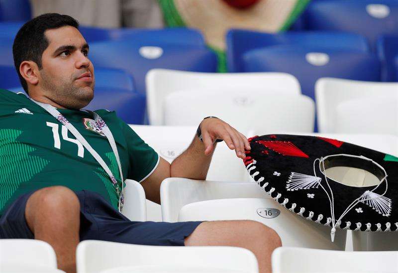 Un aficionado mexicano triste, junto con su sombrero de mariachi, luego de que Brasil eliminó a su selección en octavos de final. Foto EFE