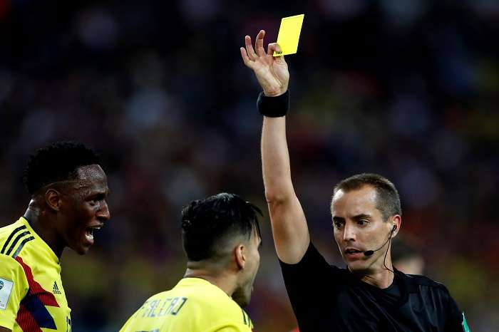 Mark Geiger muestra tarjeta amarilla al delantero colombiano Radamel Falcao durante el partido Colombia-Inglaterra, de octavos de final./EFE