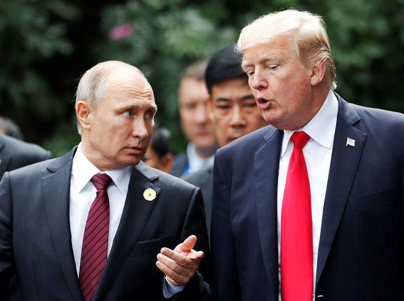 El presidente de EE. UU., Donald J. Trump (R) y el presidente de Rusia, Vladimir Putin.  EFE / Archivo