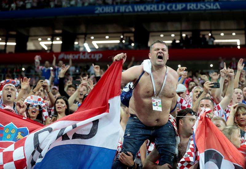 Los fanáticos de Croacia celebran la victoria de su selección ante Inglaterra, en la semifinal del Mundial de Rusia 2018. Foto EFE