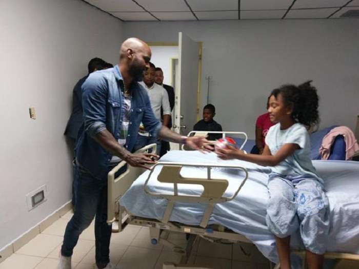 Felipe Baloy entrega regalo a paciente del hospital. Foto: Cortesía