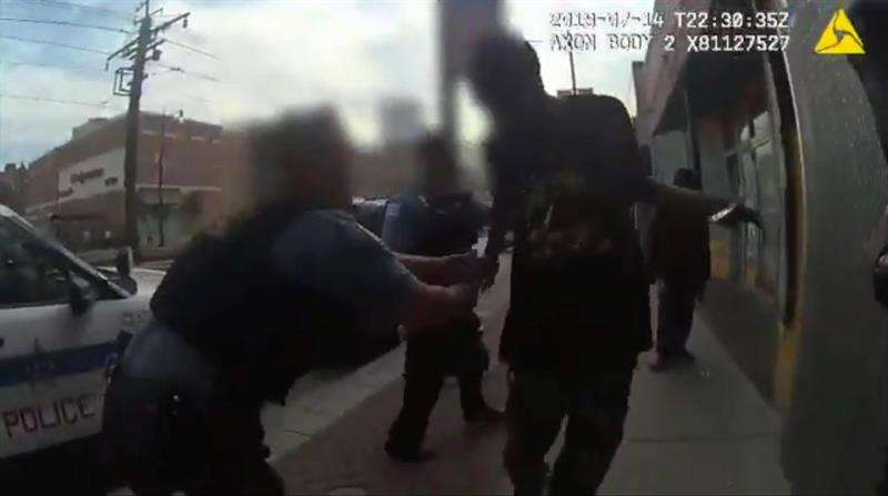 Fotograma de un video cedido por el Departamento de Policía de Chicago que muestra una pelea entre Harith Augustus (d) y oficiales de la policía de Chicago poco antes de que le dispararan fatalmente en el vecindario de South Shore en Chicago. EFE/CHICAGO 
