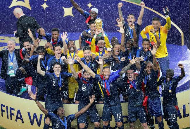 os jugadores franceses celebran su victoria tras el partido Francia-Croacia. Foto: EFE