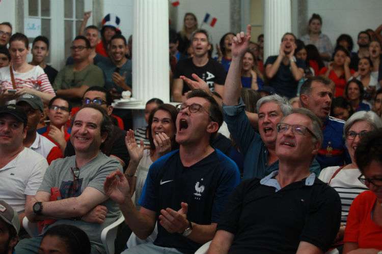 Fanáticos franceses apoyando a su selección en la Alianza Francesa. Foto: Anayansi Gamez