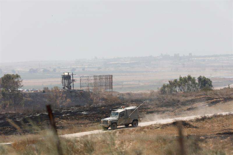 Un vehículo militar israelí patrulla cerca de la frontera con Gaza, en el sur de Israel. EFEArchivo