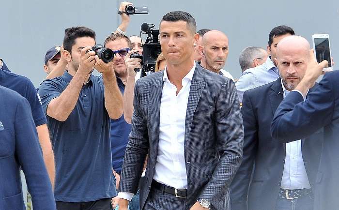 Cristiano Ronaldo llega al J Medical, la clínica de propiedad del Juventus, para someterse al reconocimiento médico previo a la formalización de su fichaje por el conjunto turinés./EFE