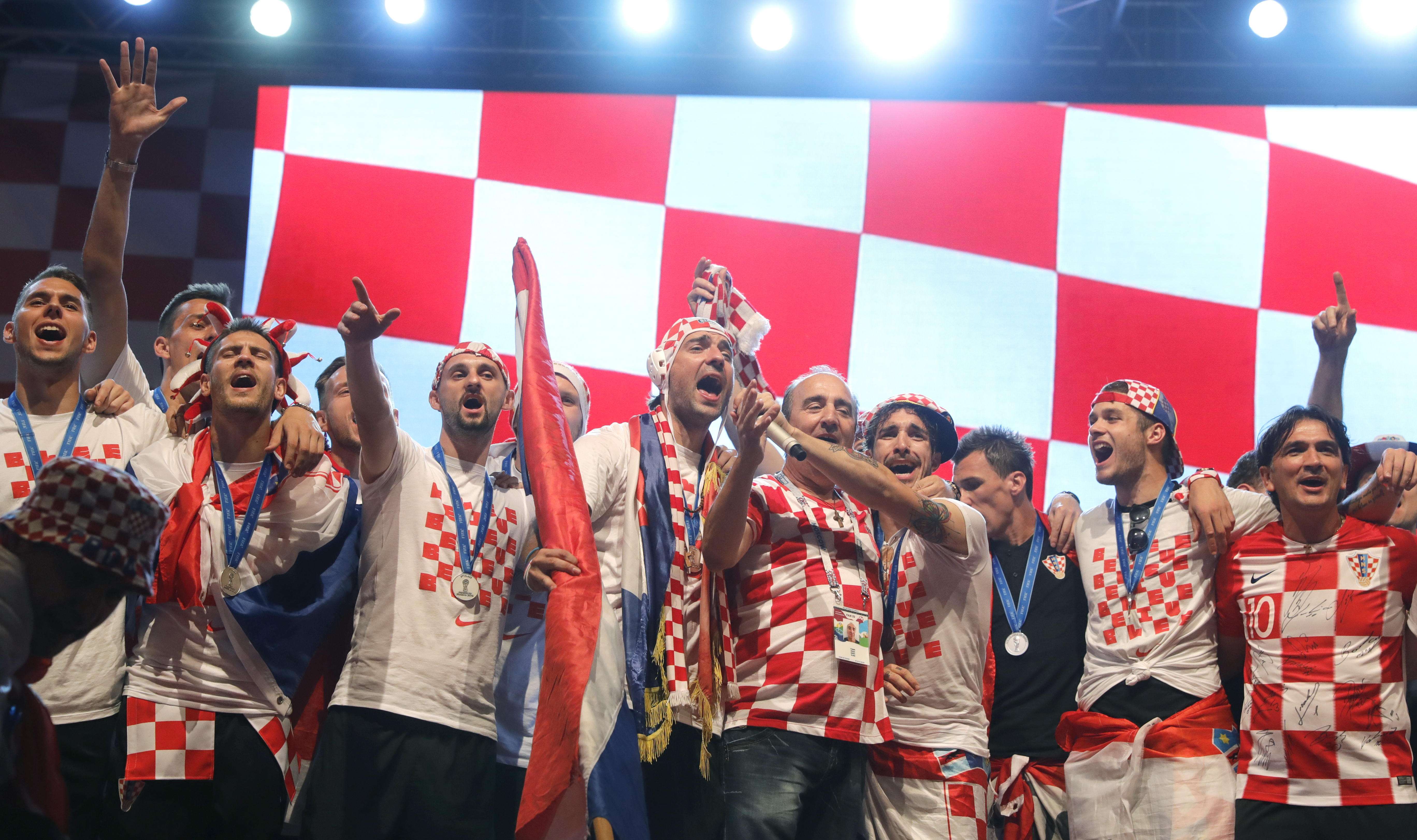 Jugadores de Croacia celebran con sus fanáticos al arribar a su país. Foto: AP