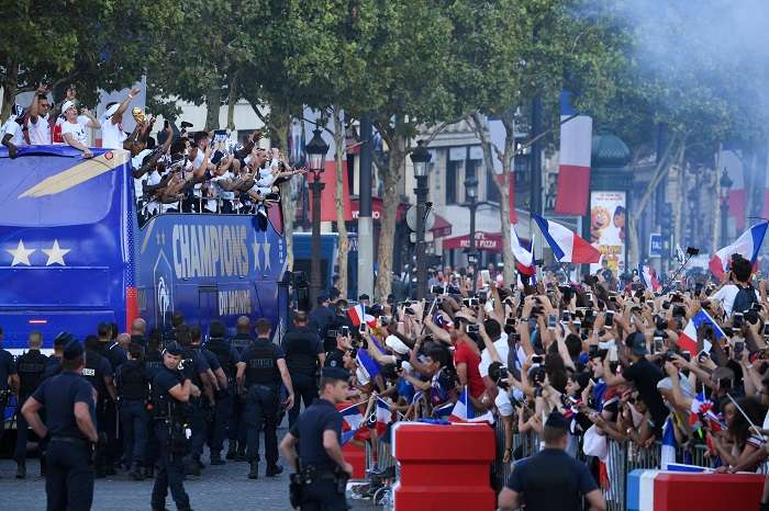Los aficionados llenaron las calles de París para saludar a los campeones del mundo./EFE