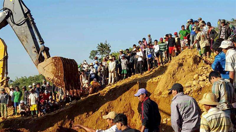Foto de archivo de las labores de búsqueda de mineros enterrados por un deslizamiento de tierras en la mina de jade de Hpa Kant en el estado Kachin, norte de Birmania. EFE