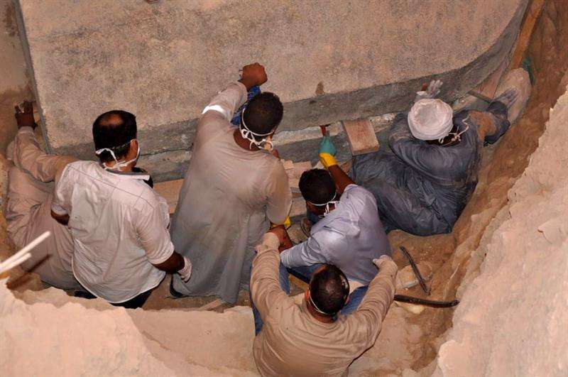 Arqueólogos egipcios se preparan para abrir el sarcófago, en el distrito de Sidi Gaber, en Alejandría (Egipto). Foto: EFE