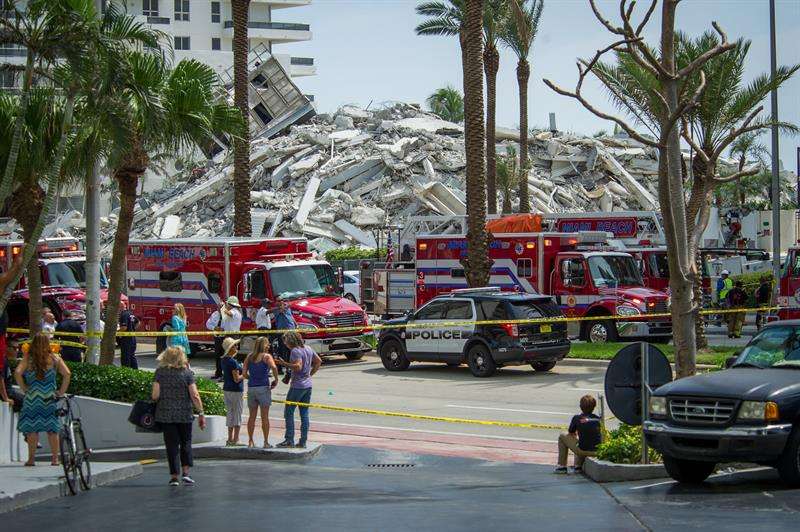 Vista general del edificio derrumbado hoy, lunes 23 de julio de 2018, en la Avenida Collins y la calle 58 de Miami Beach, Florida (EE.UU.). EFE