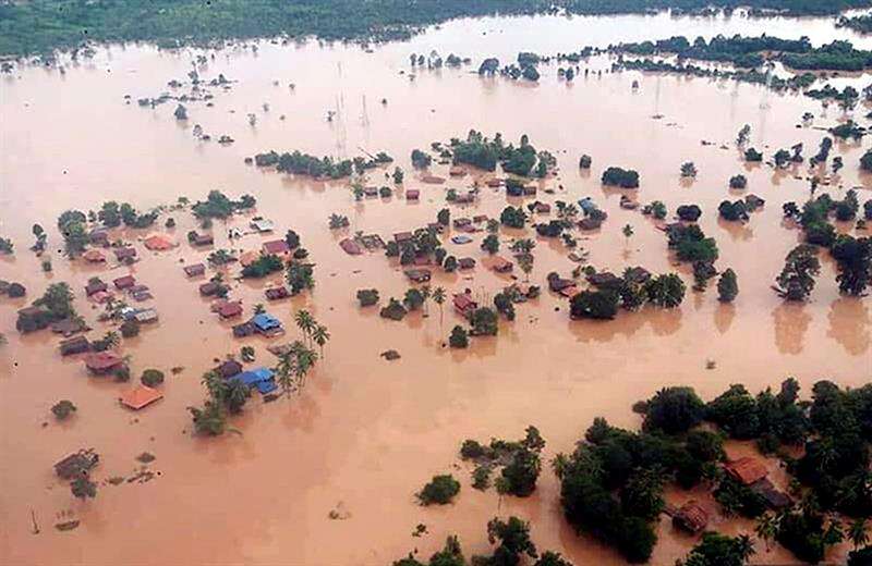 Vista aérea que muestra casas sumergidas por la inundación tras el derrumbe de una sección de una red de embalses en construcción en los ríos Xe Pian y Xe Namnoy, en la provincia de Attapeu (Laos). EFE