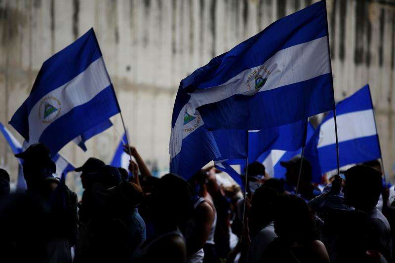 Manifestantes participan en un plantón para conmemorar los 100 días desde el inicio de la crisis sociopolítica que atraviesa Nicaragua, originada por la gestión del presidente, Daniel Ortega, hoy, jueves 26 de julio de 2018, en Managua (Nicaragua). EFE