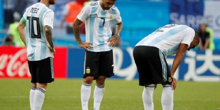 Jugadores de Argentina muestran su decepción tras quedar eliminados del mundial. Foto: EFE