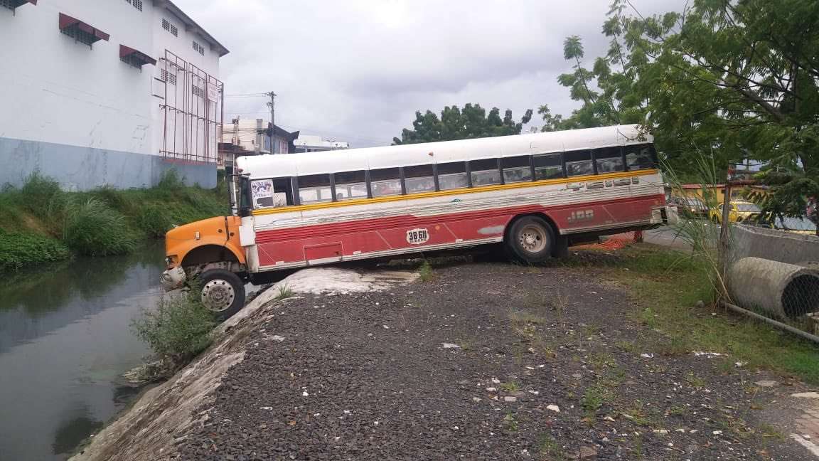 Bus accidentado. Foto: @GAEDPanama 