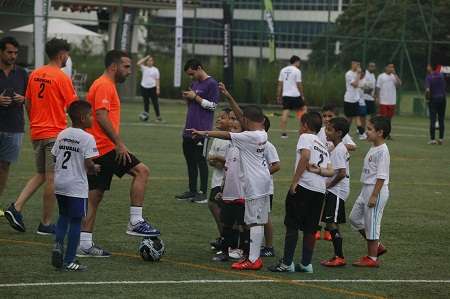 Dani Carvajal, futbolista de la selección España y del Real Madrid, acompaña un entrenamiento de niños y jóvenes. Foto: EFE