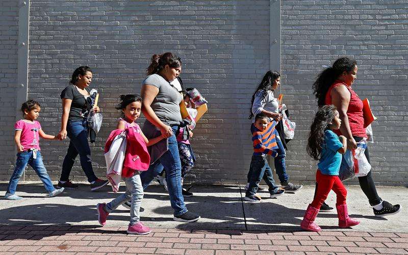 El Gobierno de EE.UU. vuelve a fallar en el plazo para reunificar a las familias migrantes. EFE