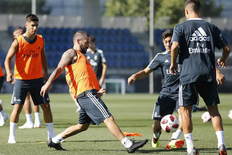 Isco (c) durante la sesión de entrenamiento de hoy sábado del Real Madrid previo a la gira en Estados Unidos. 