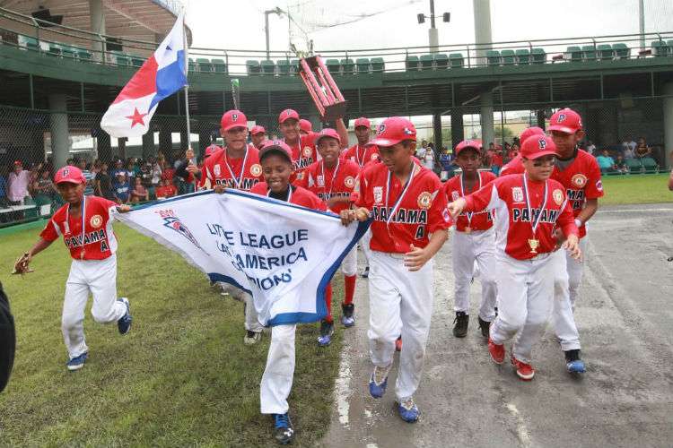 El equipo de Panamá A, representado por la Liga de Vacamonte, hace el recorrido con el trofeo de campeón latinoamericano. Foto: Anayansi Gamez