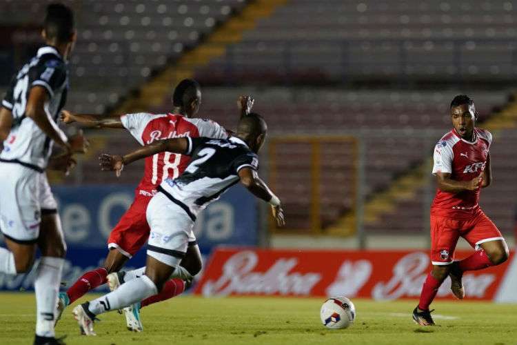 El partido entre San Francisco y Tauro fue el inaugural de la Liga Panameña de Fútbol. Foto: Cortesía/ Liga Panameña de Fútbol