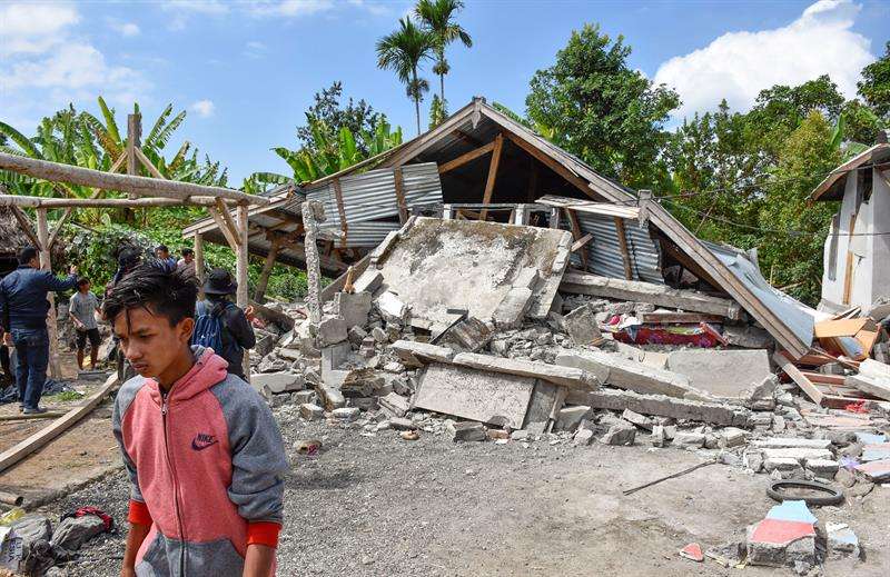 Derrumbes tras fuerte sismo en Indonesia. Foto/EFE