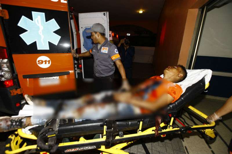 Vista del momento en el que la víctima ingresaba al cuarto de urgencia del hospital Santo Tomás. Foto: Alexander Santamaría