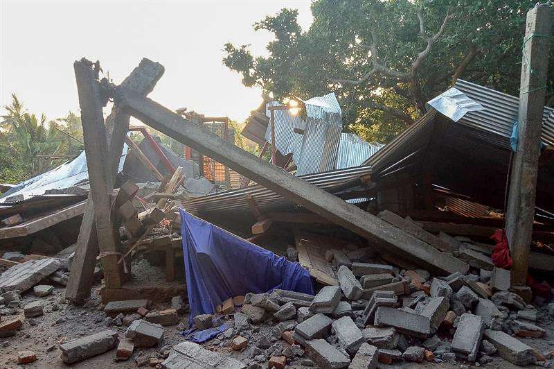 Casa derrumbada después de un terremoto en Lombok, Nusa Tenggara Occidental, Indonesia. EFE