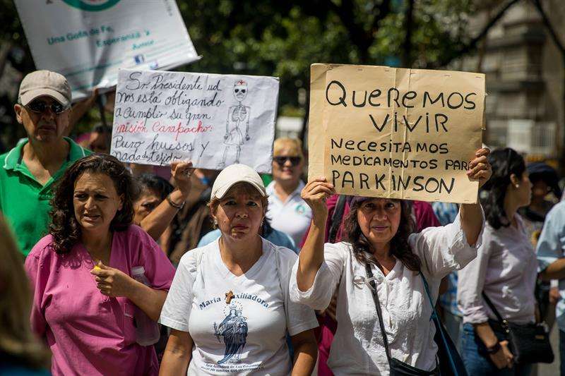Decenas de personas participan en una manifestación hoy, lunes 30 de julio del 2018, en la ciudad de Caracas (Venezuela). EFE
