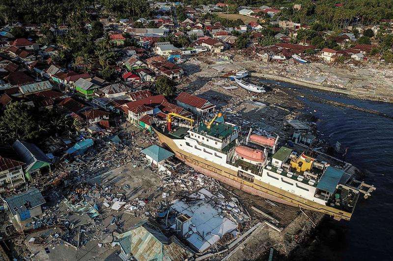 Fotografía aérea que muestra los daños causados por el terremoto y tsunami del pasado viernes en Wani, Donggala (Indonesia). EFE