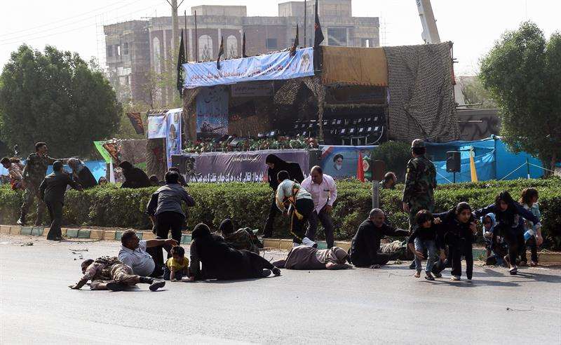 Algunos de los asistentes al desfile militar en Ahvaz del pasado 22 de septiembre, tratan de huir durante el ataque terrorista registrado en esta ciudad iraní. EFE/Archivo