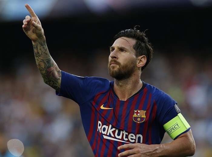 Lionel Messi celebra después de anotar el gol de apertura durante su partido de fútbol de la Liga de Campeones contra el PSV. Foto: AP 