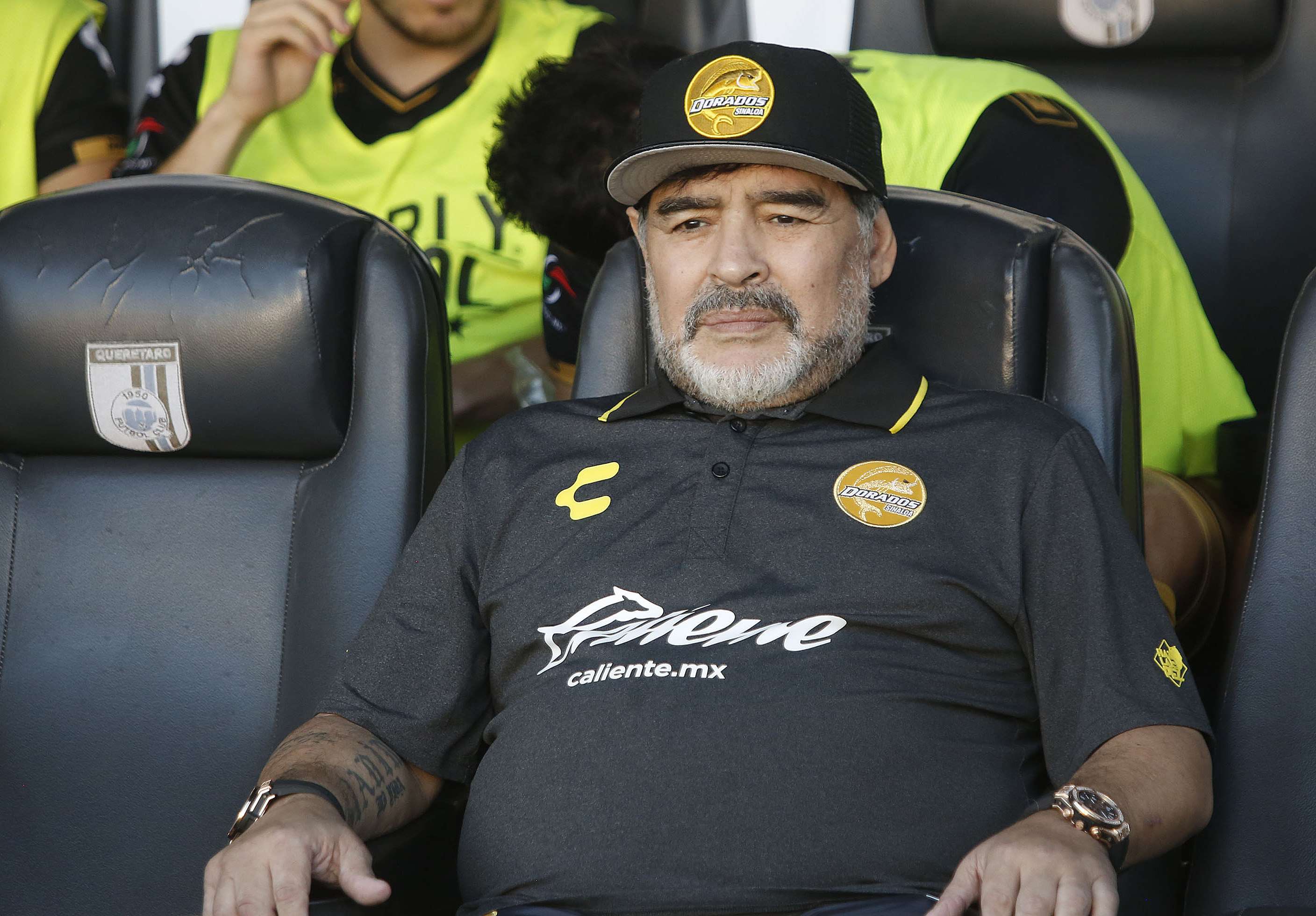 Diego Armando Maradona, entrenador de Dorados, observa a los jugadores durante el juego de octavos de final del la Copa MX./ EFE