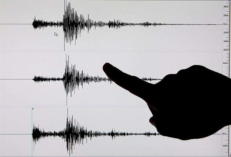Imagen de un sismógrafo tras un terremoto de 6,7 grados de magnitud en la escala Richter. EFE/Archivo