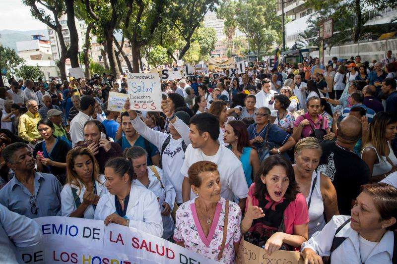 Un grupo de trabajadores del sector salud protesta en Caracas (Venezuela). EFEArchivo