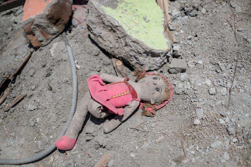 Una muñeca yace en el suelo en un área devastada por el tsunami, en Doggala (Indonesia), este 3 de octubre. EFE