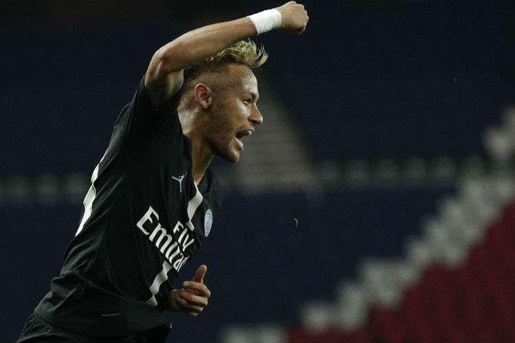 Neymar anotó tres goles para liderar el triunfo del PSG. Foto: AP