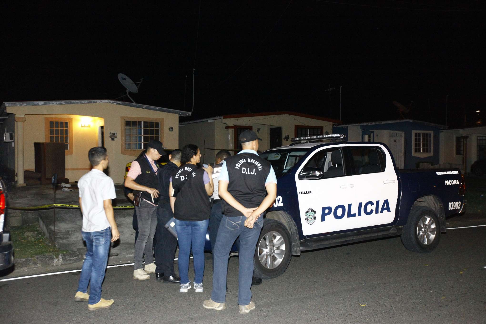 La Policía Nacional y otras autoridades llegaron a la escena del crimen, la noche de los hechos. 
