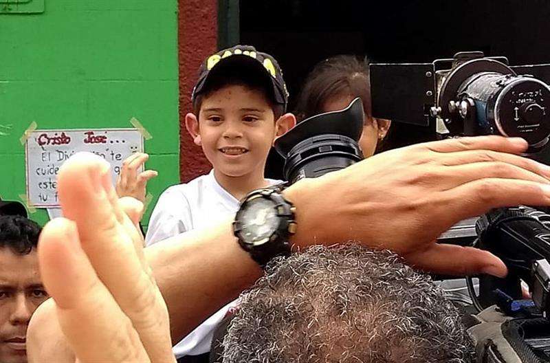Fotografía cedida por la Coordinación Cultural de El Carmen muestra al niño Cristo José Contreras, de cinco años, hijo de Edwin Contreras, alcalde de El Carmen, en el departamento de Norte de Santander (Colombia). EFE