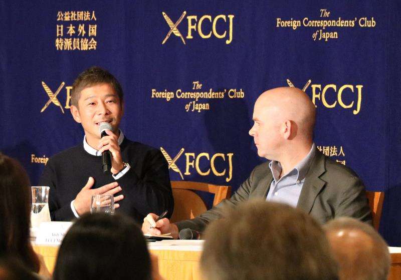 El empresario nipón Yusaku Maezawa (i), durante su primera aparición tras anunciarse que la compañía aeroespacial SpaceX, propiedad de Elon Musk, lo ha elegido para convertirse en el primer turista espacial de la historia. EFE