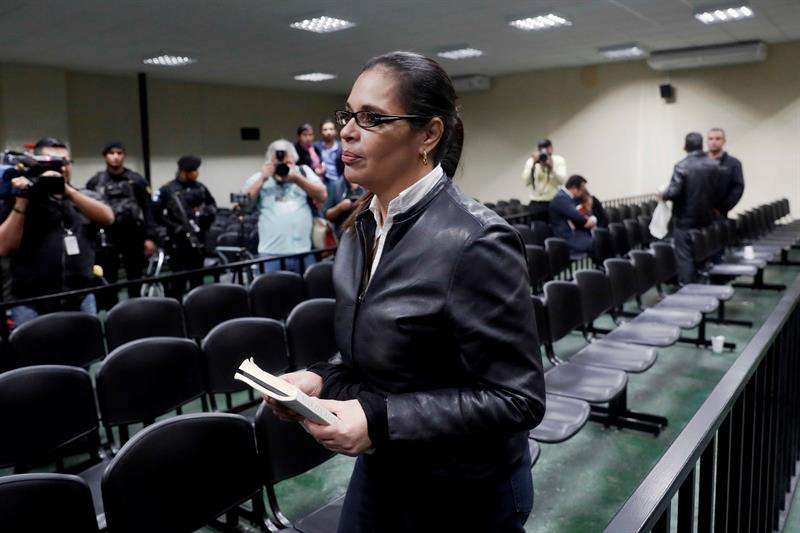 La ex vicepresidenta de Guatemala Roxana Baldetti fue registrada este martes, luego de escuchar la sentencia del tribunal C de Mayor Riesgo que la condenó a 15 años y seis meses de cárcel por un fraude millonario al Estado. EFE