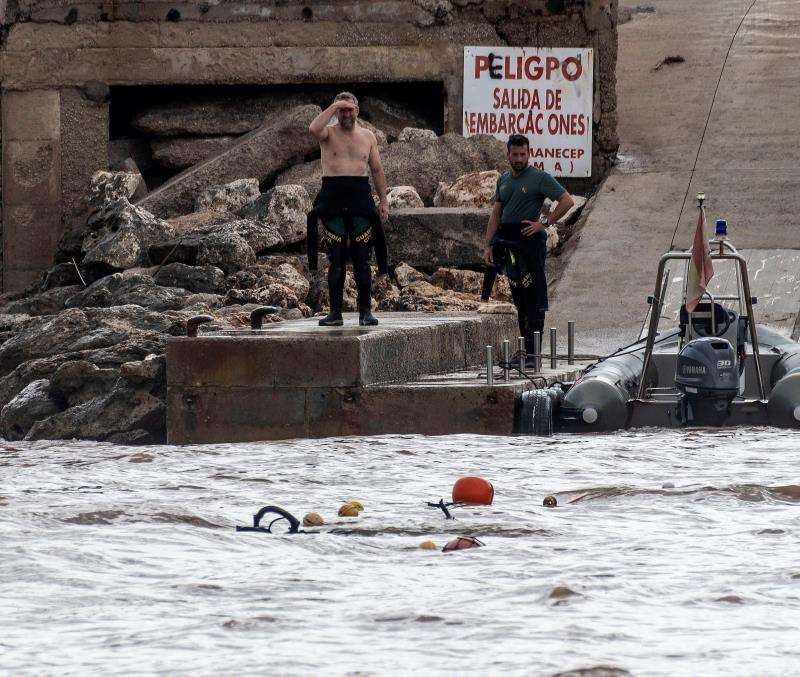 Efectivos de la policía trabajan en la localidad de Sillot (Mallorca), tras las inundaciones y el desbordamiento de torrentes provocados ayer por las fuertes lluvias en la isla. EFE