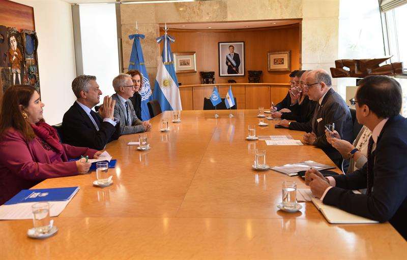  canciller Jorge Faurie (3d) quien se reúne con el alto comisionado de la ONU para los Refugiados Filippo Grandi (2i) en Buenos Aires (Argentina). EFE/Cancillería Argentina