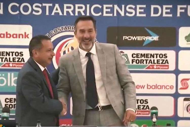 Gustavo Matosas cuando fue presentado en Costa Rica como nuevo técnico de los ticos.
