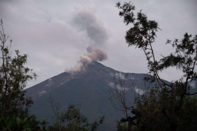 Vista del volcán de Fuego del pasado 3 de junio cuando registró su más violenta erupción, que hasta ahora deja al menos 190 muertos y que afectó a más de 1,7 millones de personas. EFE/Archivo