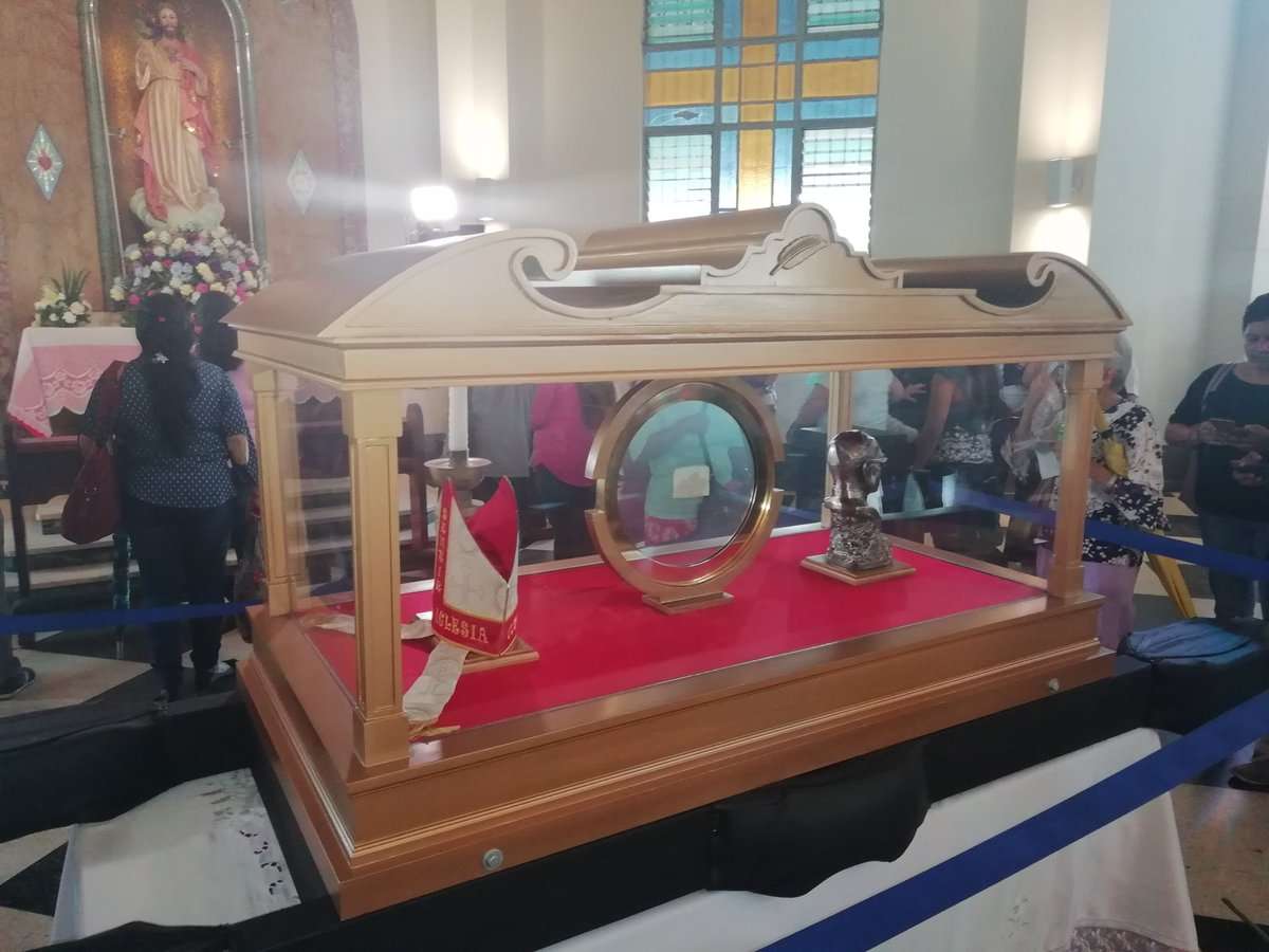 Durante la eucaristías celebrada este domingo en la Basílica Menor Don Bosco, los fieles se acercaron a la reliquia de primer grado de Romero, traída por una comisión del Arzobispado de El Salvador a Panamá para la JMJ 2019. Foto: Alfredo Mitre